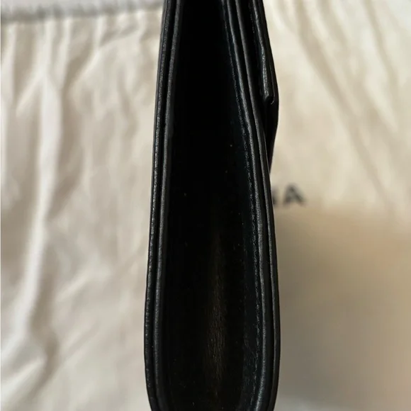 Cuyana Black Leather Clutch with Magnetic Closure Dustbag Included - Picture 6 of 14